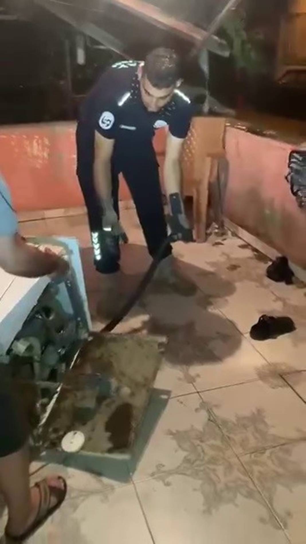 Bulaşık makinesinden 2 metrelik karayılan çıktı! 1
